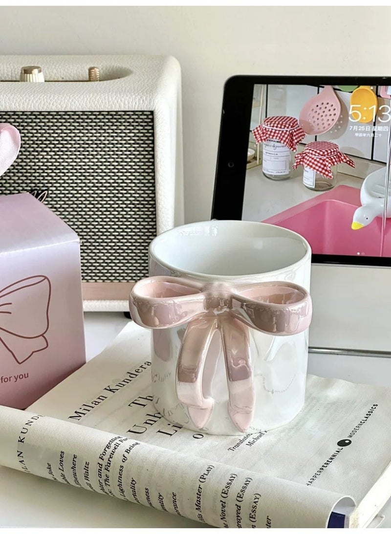 أكواب ساحرة مزينة بشرائط ومقابض على شكل فيونكة، كوب فيونكة سعة 350 مل، كوب عيد الميلاد، تصميم عصري، كوب قهوة ساخن من السيراميك على شكل فيونكة عيد الميلاد للنساء والأصدقاء وزملاء العمل وهدايا عيد الحب وعيد الميلاد وأعياد الميلاد (وردي) - Image 1